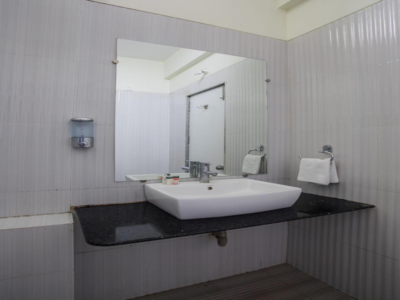 Capital O 1546 The Sensation Hotel Indore Exterior foto